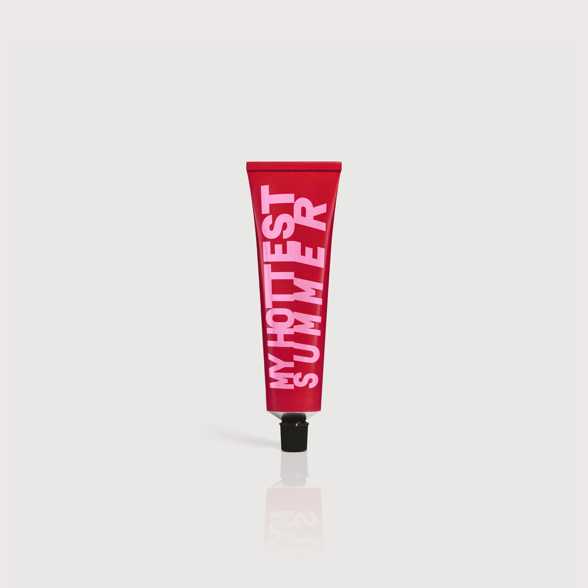Viva Maia Shielding Sunscreen Limited Edition mit pinkem Schriftzug „My Hottest Summer" vor hellem Studiohintergrund.
