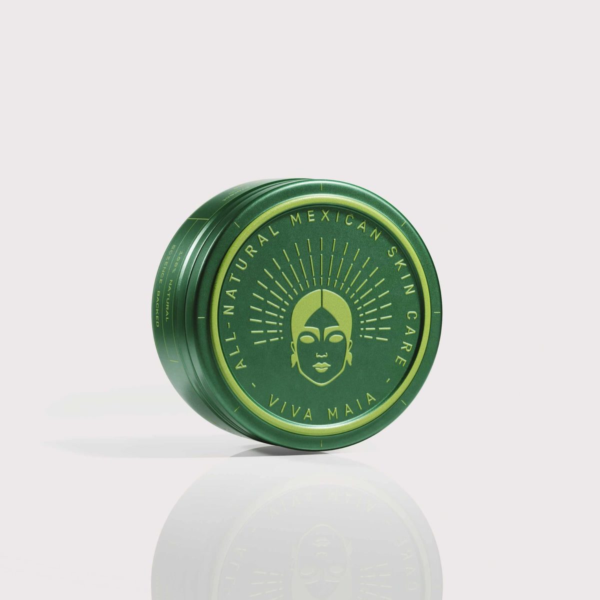 Viva Maia Radiating Cream grüner Aluminiumtiegel liegend vor hellem Studiohintergrund.