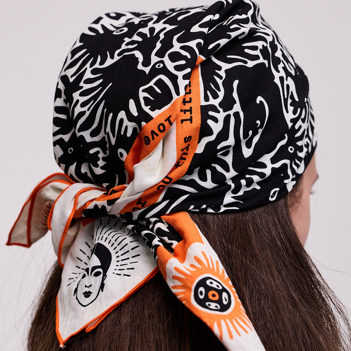Viva Maia Bandana, model looking sideways