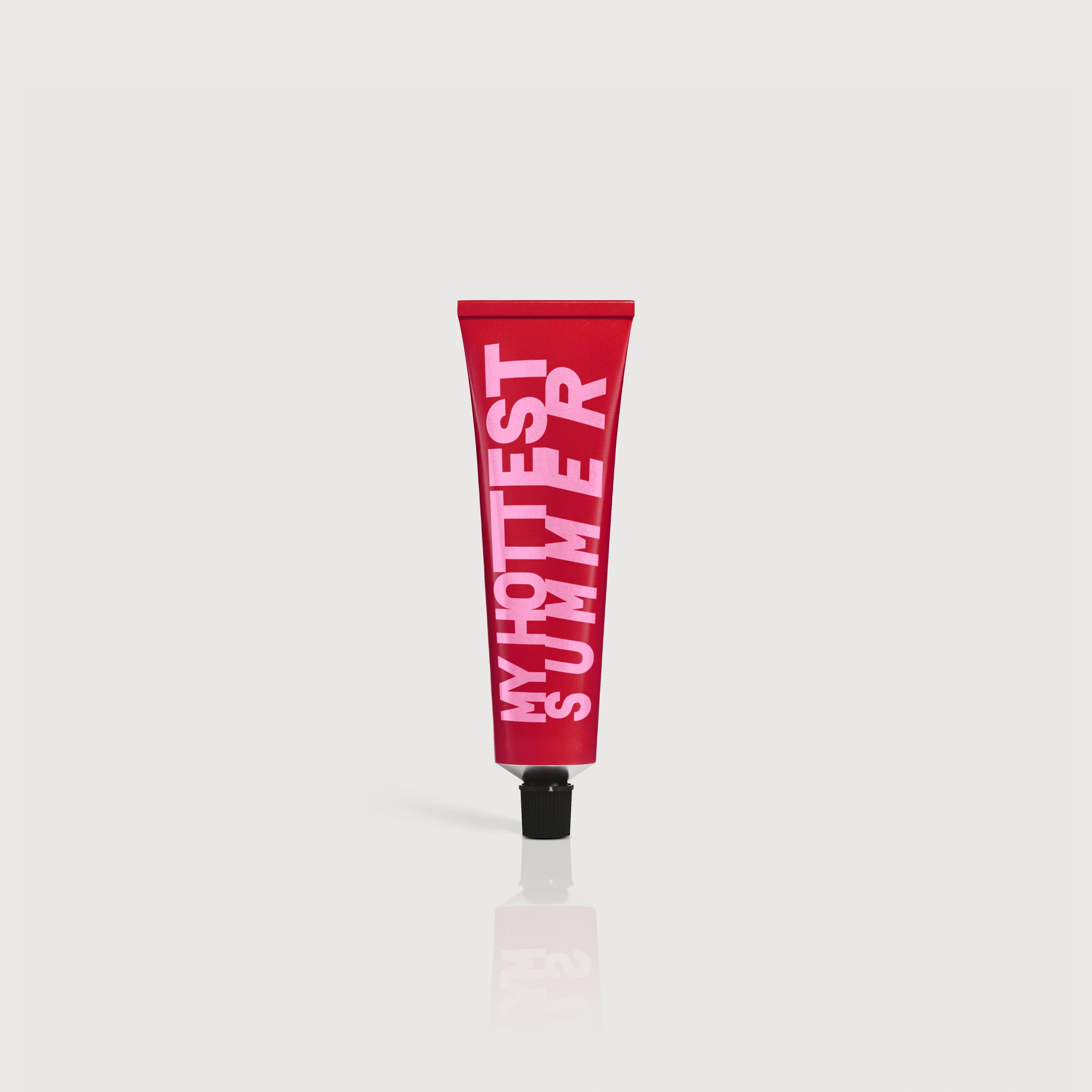 Viva Maia Shielding Sunscreen Limited Edition mit pinkem Schriftzug „My Hottest Summer" vor hellem Studiohintergrund.