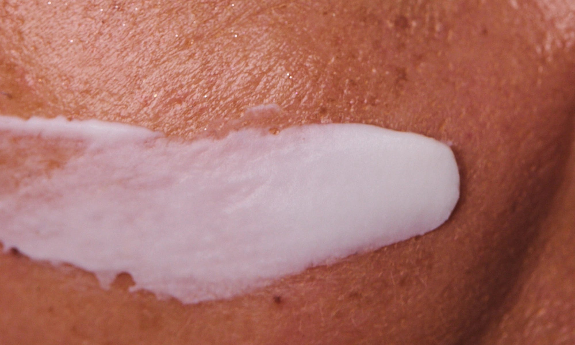 Viva Maia Shielding Sunscreen als weiße Textur unter dem Auge, direkt nach dem Auftragen, noch nicht eingezogen.